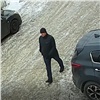 В Красноярске продолжают разыскивать подозреваемого в нападении на 7-летнюю девочку. Предполагаемый педофил попал на видео