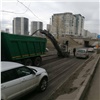 В Красноярске снимают асфальт на разбитых Игарской и в Сибирском 