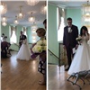 В Норильске робособака принесла молодой паре кольца во время регистрации брака (видео)