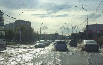 В Красноярске затопило улицу Академика Киренского