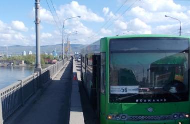 На Коммунальном мосту Красноярска автобус сбил гулявшую по бордюру женщину