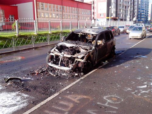 В Советском районе неизвестные подожгли дорогой автомобиль