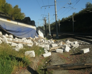 На серпантине в Иркутской области в обрыв упала груженая бетонными блоками фура, следовавшая из Красноярска