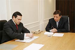 Эдхам Акбулато и Александр Хлопонин, фото с сайта http://www.krskstate.ru/press/news/0/news/54594