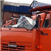 В Красноярске автокран снёс кабину КАМАЗа (фото)