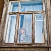 В Дивногорске два малыша сутки провели без еды, запертые в захламленной квартире
