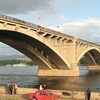 На Коммунальном мосту в Красноярске повесился мужчина
