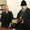 Красноярский митрополит подарил Ольге Карловой Библию