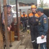 Красноярские спасатели помогают жителям Хакасии и Алтая восстановить дома после паводка