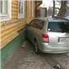 Иномарка врезалась в дом в центре Красноярска