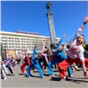 В физкульт-обеде на Театральной площади приняли участие более 500 красноярцев