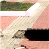 Во дворе дома на ул. Алексеева женщина упала в яму с кипятком (видео)