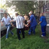 На улице Толстого в Красноярске мужчина упал с 3 этажа и спрятался от врачей