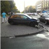 В центре Красноярска иномарка на тротуаре сбила двух пешеходов