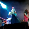 Певица Вера Брежнева потеряла юбку на концерте под Красноярском (видео)
