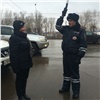 Красноярским водителям предложили распознать жесты регулировщика и поднять гирю
