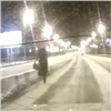 На Копыловском мосту водитель притормозил поговорить с пешеходом и попал в ДТП (видео)