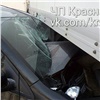 На правобережье Красноярска выезжавший из дворов грузовик опрокинул иномарку