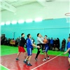 Тувинские министры сыграли в баскетбол в завершенном 30-летнем долгострое