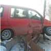 В красноярской Покровке автомобиль после ДТП повис на заборе