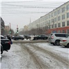 В центре Красноярска Toyota врезалась в светофор