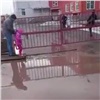 Красноярские родители не могут отвести детей в детсад из-за луж и грязи (видео)