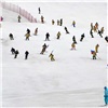 Красноярские пожарные в боевой форме массово скатились с горы на лыжах и сноубордах
