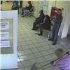 Родственник пациента напал на медсестру красноярского травмпункта (видео)