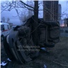 Разбитая «Приора» повисла на дереве после ДТП в красноярском Солнечном