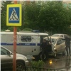 В Красноярске Nissan на встречной врезался в полицейский УАЗ