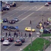 Красноярцы поспорили о маневре едва не сбившей пешеходов автоледи (видео)