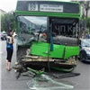 После ДТП с автобусом машину отбросило на пешеходов в центре Красноярска (видео)
