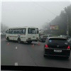 На Октябрьском мосту в утреннем тумане столкнулись автобус и легковушка