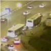 В Красноярске выпавший из салона автобуса пассажир попал под колеса (видео)