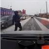 На правобережье Красноярска неадекватный пешеход бродил по оживленной дороге (видео)