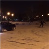 Молодые красноярцы прокатились по центру на лыжах и рискуют получить штраф (видео)
