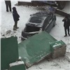 В Красноярске бетонный забор придавил припаркованный у стройплощадки автомобиль (видео)