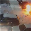Поджог машины в красноярском дворе сняла камера наблюдения (видео)