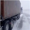 «Метели нет, а мы стоим»: дальнобойщикам перекрыли дорогу на Норильск