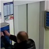 «Еще жалуются на государство»: мужчина сорвал почтовые ящики и разгневал соцсети (видео)