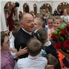 Юные красноярцы поздравили известного мецената с днем рождения
