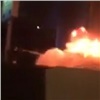 «Увидел прогноз и сгорел»: на ул. Партизана Железняка ночью загорелась иномарка (видео)