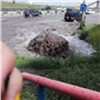 В Красноярске около торгового центра забил грязный «фонтан» (видео)