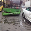 Водитель на дорогой иномарке протаранил автобус с пассажирами (видео)