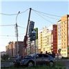 «Столб подрезал»: в Советском районе ночной «гонщик» врезался в светофор (видео)