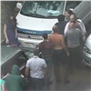 В Красноярске водители подрались из-за права первым объехать лужу (видео)