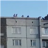 Красноярка заметила играющих на крыше девятиэтажки детей и вызвала полицию (видео)