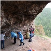 «Бесполезно урезонивать»: волонтеры очистили скалы Торгашинского хребта от надписей