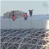 Строители устроили опасные забавы на крыше недостроенного ледового дворца (видео)