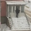 Пьяный мужчина разгромил запасной вход в налоговую Советского района (видео)